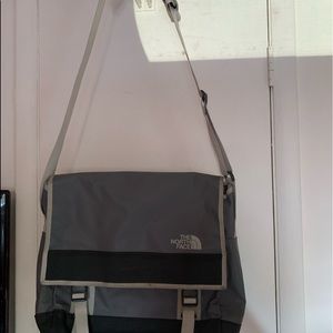 ⭕️SOLD⭕️The North Face Laptop Messengers Bag